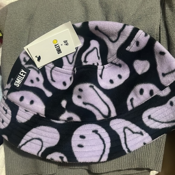 H&M Smiley Bucket Hat - Picture 4 of 4